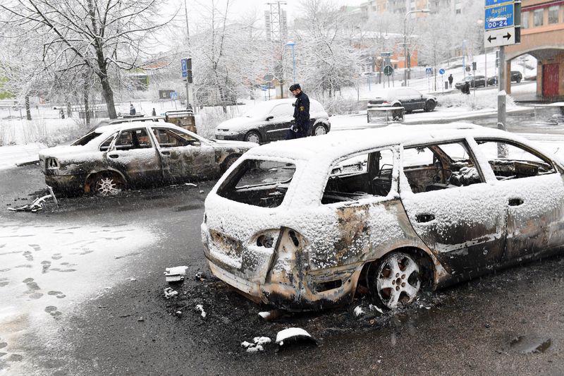 Hiện trường vụ bạo loạn xảy ra ở Stockholm đêm 20/2 - Ảnh: AP/Bloomberg.<br>