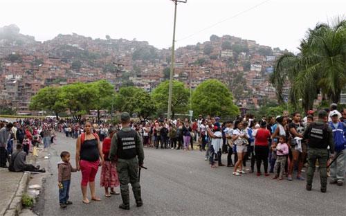 Người dân Venezuela xếp hàng chờ tới lượt mua thực phẩm&nbsp; - Ảnh: Reuters/Aljazeera.<br>