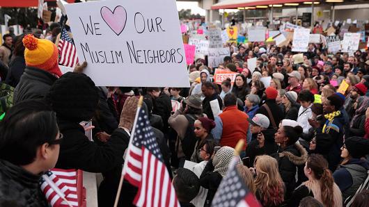 Người biểu tình phản đối sắc lệnh cấm nhập cảnh của Trump ở sân bay quốc tế Hatfield-Jackson Atlanta, thành phố Atlanta, Mỹ hôm 29/1 - Ảnh: Reuters/CNBC.<br>
