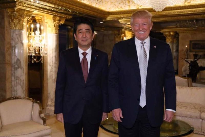 Tổng thống đắc cử Mỹ Donald Trump (phải) và Thủ tướng Nhật Shinzo Abe trong cuộc gặp tại Trump Tower, New York, Mỹ hồi tháng 11/2016 sau khi ông Trump trúng cử - Ảnh: ABC.<br>