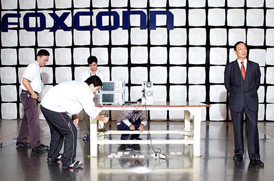 Chủ tịch Terry Gou (phải) tại trung tâm giải pháp sáng tạo của Foxconn - Ảnh: Bloomberg. 