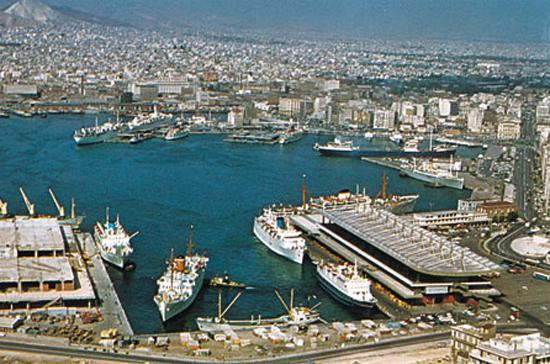 Hãng vận tải quốc doanh của Trung Quốc là Cosco đã đầu tư lớn vào cảng biển Piraeus của Hy Lạp.