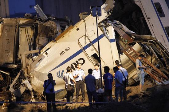 Hiện trường vụ tai nạn đường sắt thảm khốc ở Trung Quốc hôm 23/7 - Ảnh: Reuters.
