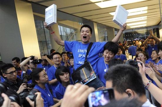 Han Ziwen, chàng trai đã xếp hàng suốt 60 tiếng để trở thành người đầu tiên mua iPad tại thị trường Trung Quốc, tháng 9/2010 - Ảnh: Reuters.