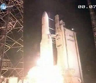 Tên lửa Ariane 5 mang theo vệ tinh Vinasat rời bệ phóng ngày 19/4/2008.