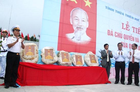 Một buổi lễ tiếp nhận 21 viên đá đại diện cho chủ quyền 21 đảo ở Trường Sa của Việt Nam, diễn ra tại tỉnh Thừa Thiên - Huế.