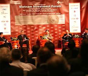 Các nhà đầu tư nước ngoài đang trao đổi tại Diễn đàn Đầu tư Việt Nam lần 2 - Ảnh: TT.
