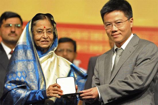 Tổng thống Ấn Độ Pratibha Patil (trái) trao Giải thưởng Fields cho Giáo sư Ngô Bảo Châu - Ảnh: TTXVN.