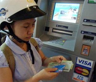Bạn Kiều Thị Phương Thảo, điều dưỡng của Bệnh viện Pháp - Việt (Tp.HCM), nhận tiền lương qua hệ thống máy ATM - Ảnh: N.C.T.