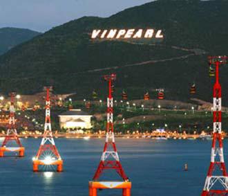 Điểm nổi bật và thu hút nhất tại Công viên giải trí Vinpearl là tuyến cáp treo vượt biển dài nhất thế giới, được khánh thành vào ngày 10/03/2007, với chiều dài là 3.320m, nối từ đất liền ra đảo Hòn Tre.