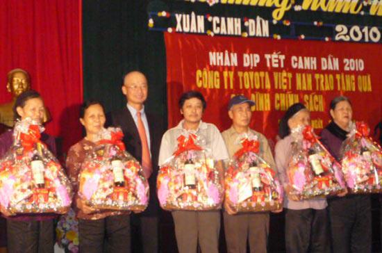 Tổng giám đốc Toyota Việt Nam, ông Akito Tachibana, trao quà Tết cho các gia đình chính sách.
