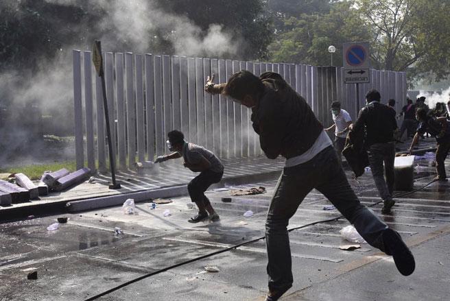 Hãng tin AFP đưa tin, một cảnh sát Thái Lan đã bị bắn chết và gần 100 
người bị thương trong các cuộc đụng độ dữ dội giữa lực lượng an ninh và 
người biểu tình chống chính phủ bên ngoài sân vận động Thái - Nhật tại 
thủ đô Bangkok.