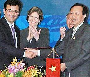 Ông Lương Văn Tự (ngoài cùng bên phải) tại lễ ký kết chính thức kết thúc đàm phán song phương về việc Việt Nam gia nhập WTO giữa Việt Nam và Hoa Kỳ trong năm 2006.