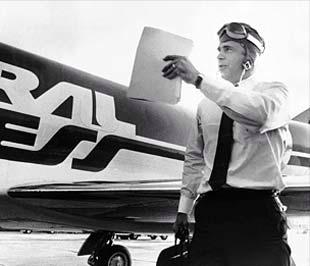 Frederick W. Smith bên một chiếc máy bay chở hàng của FedEx.