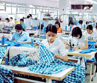 Không chỉ đối mặt với vấn đề đầu vào của sản xuất gần đây tiếp tục tăng, nhân công cũng là bài toán gây đau đầu cho các doanh nghiệp dệt may hiện nay.
