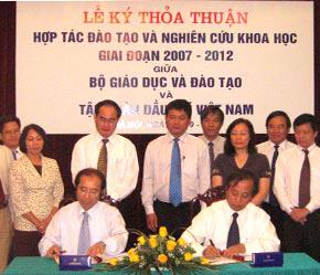 Phó Thủ tướng Nguyễn Thiện Nhân chứng kiến lễ ký hợp tác - Ảnh: T.Nguyên.