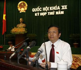 Bộ trưởng Lê Doãn Hợp trình bày tờ trình dự án Luật Viễn thông - Ảnh: TTXVN.