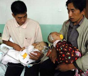Một số em bé Trung Quốc dùng sữa có melamine đang được điều trị ở bệnh viện - Ảnh: Xinhua.
