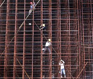 Công nhân xây dựng tại một công trường ở Thượng Hải (Trung Quốc) - Ảnh: Reuters.
