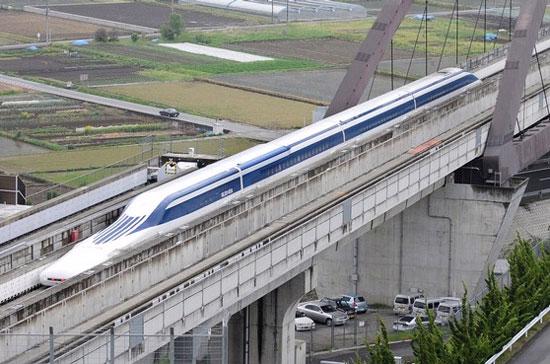 Một đoàn tàu cao tốc tại Nhật Bản. Đối với bất kỳ một hoạt động kinh doanh nào, điều kiện tiên quyết để nó có thể tồn tại là doanh thu ít nhất phải đủ bù đắp chi phí vận hành - Ảnh: Getty.
