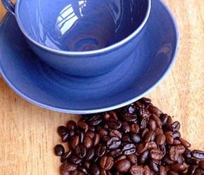 Phần lớn các tạp chất trong cà phê là bụi bám, vỏ cà phê, cùi cà phê do chưa được sàng quạt sạch ở nhà máy chế biến.