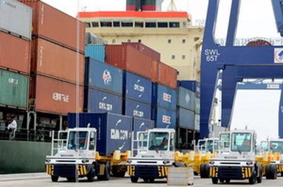 Ngày 15/3/2012, Bộ Giao thông Vận tải đã chính thức phê duyệt dự án xây dựng cảng Lạch Huyện để nâng khả năng tiếp nhận tàu có trọng tải tới 100.000 tấn, có tổng mức đầu tư khoảng hơn 30.000 tỷ đồng.