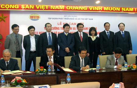 Lễ ký cam kết tiết kiệm của tập đoàn HUD có mặt hai bộ trưởng, đại diện lãnh đạo nhiều ban, ngành, vụ, Văn phòng Chính phủ.