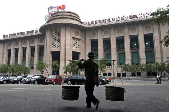 Giới quan sát cho rằng, hiện có khoảng 10 ngân hàng ở Việt Nam đang nằm trong diện yếu do tỷ lệ nợ xấu cao và khả năng thu hút tiền gửi thấp.