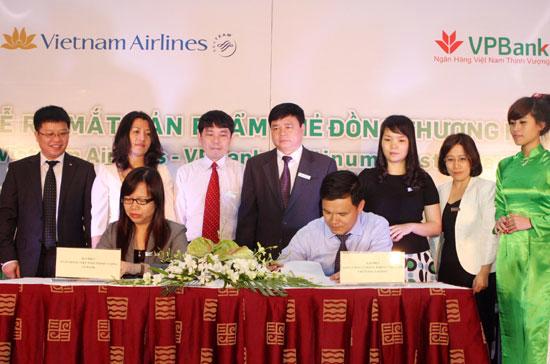 Lễ ký thỏa thuận hợp tác giữa VPBank với Vietnam Airlines.