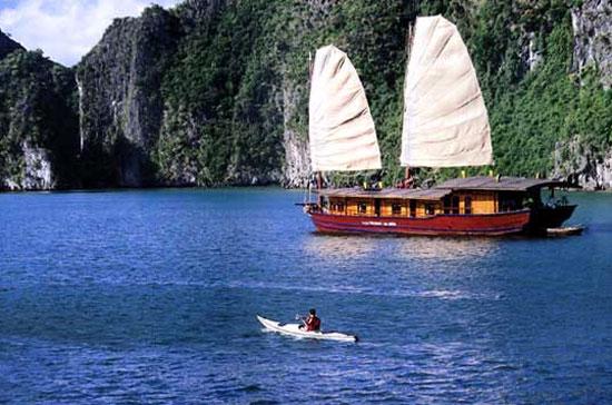 Quảng Ninh yêu cầu các tàu du lịch sơn màu trắng phần thân vỏ và màu nâu phần cánh buồm trước ngày 30/4/2012.