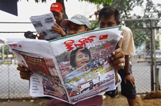 Hôm 1/4, sáu triệu cử tri Myanmar đã tới hơn 8.000 điểm bỏ phiếu thuộc 45 khu vực bầu cử trên toàn quốc để tham gia cuộc bầu cử Quốc hội bổ sung của nước này - Ảnh: Reuters.