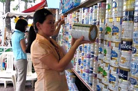 Sữa nhập khẩu có nghi vấn, trị giá khai báo giá cao hơn 15% so với cơ sở dữ liệu sẽ bị chuyển sang khâu kiểm tra sau thông quan.