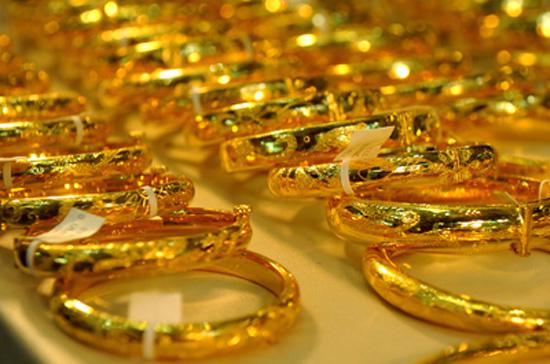 Ngân hàng Nhà nước đã chính thức gom vàng về một mối, và mặc dù chấp nhận quyền sở hữu và các giao dịch mua bán vàng miếng của mọi tổ chức cá nhân nhưng chỉ mua bán đối với thương hiệu vàng miếng quốc gia SJC.
