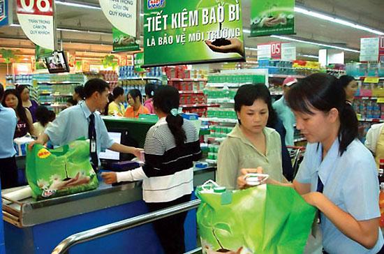 Nhiều hệ thống siêu thị trong nước đang khuyến khích sử dụng các sản phẩm túi đựng thân thiện với môi trường - Ảnh: NLĐ.