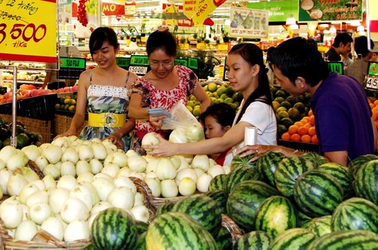 Sức mua của thị trường trong nước giảm, lương thực, rau quả được mùa cũng tác tác động làm giảm giá nông sản, thực phẩm.