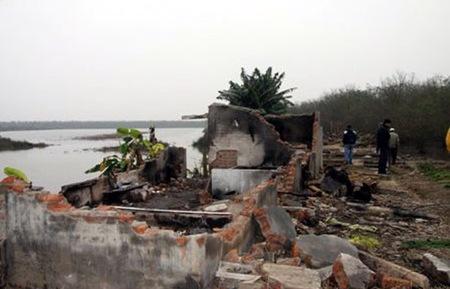 Hiện trường đổ nát tại khu đầm của gia đình ông Đoàn Văn Vươn sau vụ cưỡng chế ngày 5/1/2012.