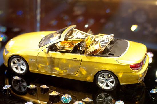 2 khách hàng may mắn nhất sẽ nhận được chiếc xe mô hình BMW 3 Series Cabrio chế tác bằng tay dựa trên nguyên bản thực chở số lượng vàng miếng SBJ trị giá 1 tỷ đồng - Ảnh: Hoàng Trần.