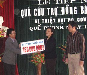 Toyota Việt Nam trao tiền hỗ đồng bào vùng bão lụt.