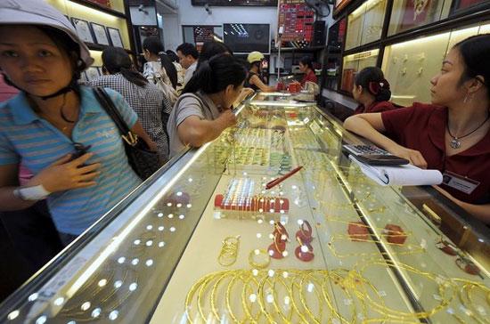  Do tác động của sự thiếu cung, giá vàng thu mua do các doanh nghiệp kim hoàn tại thị trường Hà Nội cao hơn tại thị trường Tp.HCM, trong khi giá vàng bán ra niêm yết khá đồng đều - Ảnh: Getty Images.