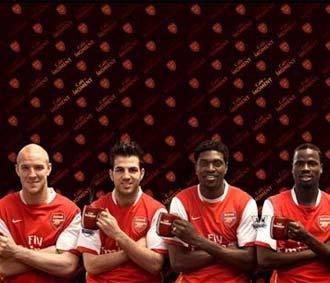 Hình ảnh các cầu thủ bóng đá nổi tiếng của Arsenal cầm trên tay ly cà phê hòa tan Moment của Vinamilk sẽ giúp quảng bá sản phẩm