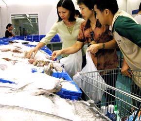 Cận Tết, giá cả một số mặt hàng có thể còn tăng cao - Ảnh: Việt Tuấn.