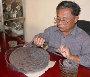 Ông Lư Sùng Hy với sản phẩm đinh dây xuất khẩu sang Mỹ.