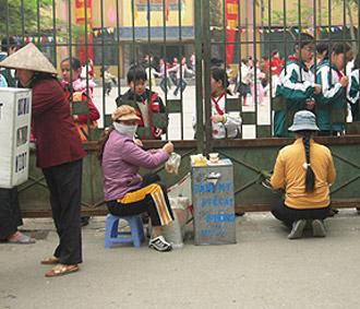 Hàng rong tập trung nhiều ở những điểm như trường học, bệnh viện, bến xe, khu công nghiệp.