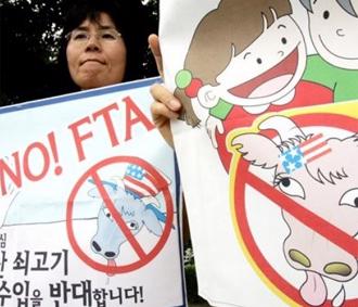 Ngày 31/5, trên khắp đất nước Hàn Quốc đã diễn ra các cuộc biểu tình phản đối việc nhập khẩu thịt bò Mỹ của Chính phủ, với sự tham gia của khoảng 100.000 người.