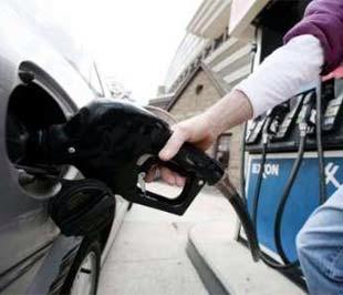 Giá dầu đang được hỗ trợ bởi thông tin về việc cắt giảm nguồn cung dầu từ các nước xuất khẩu lớn loại nhiên liệu này - Ảnh: Reuters.