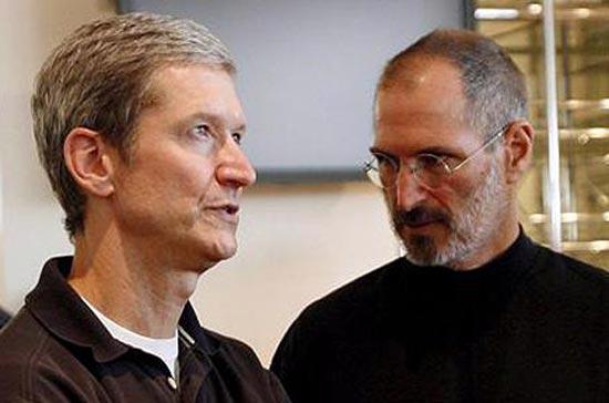 Tim Cook (trái) và người tiền nhiệm đã quá cố Steve Jobs - Ảnh: Telegraph.