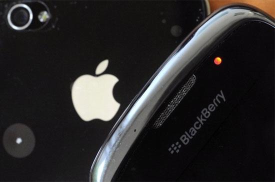 Tương lai của điện thoại BlackBerry đang bị những đối thủ như điện thoại iPhone của Apple phủ bóng - Ảnh: Getty.