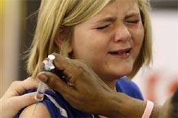 Một cô bé ở bang Indianapolis (Mỹ) mếu máo khi được nhân viên y tế tiêm vắc xin phòng cúm - Ảnh: AP.