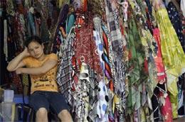 Tại một chợ vải ở Hà Nội. CPI tháng này của Hà Nội chỉ tăng 0,23% so với tháng trước đó, thấp hơn khá nhiều so với chỉ số giá của tháng trước - Ảnh: Getty Images.