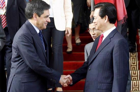 Thủ tướng Nguyễn Tấn Dũng chào mừng Thủ tướng Chính phủ Cộng hòa Pháp Francois Fillon tới thăm Việt Nam - Ảnh: Reuters.